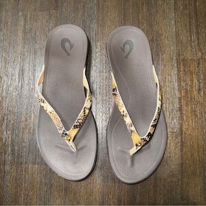 OluKai Women's Ho'opio Leather Sandals Size 8 Tan/brown snake skin print